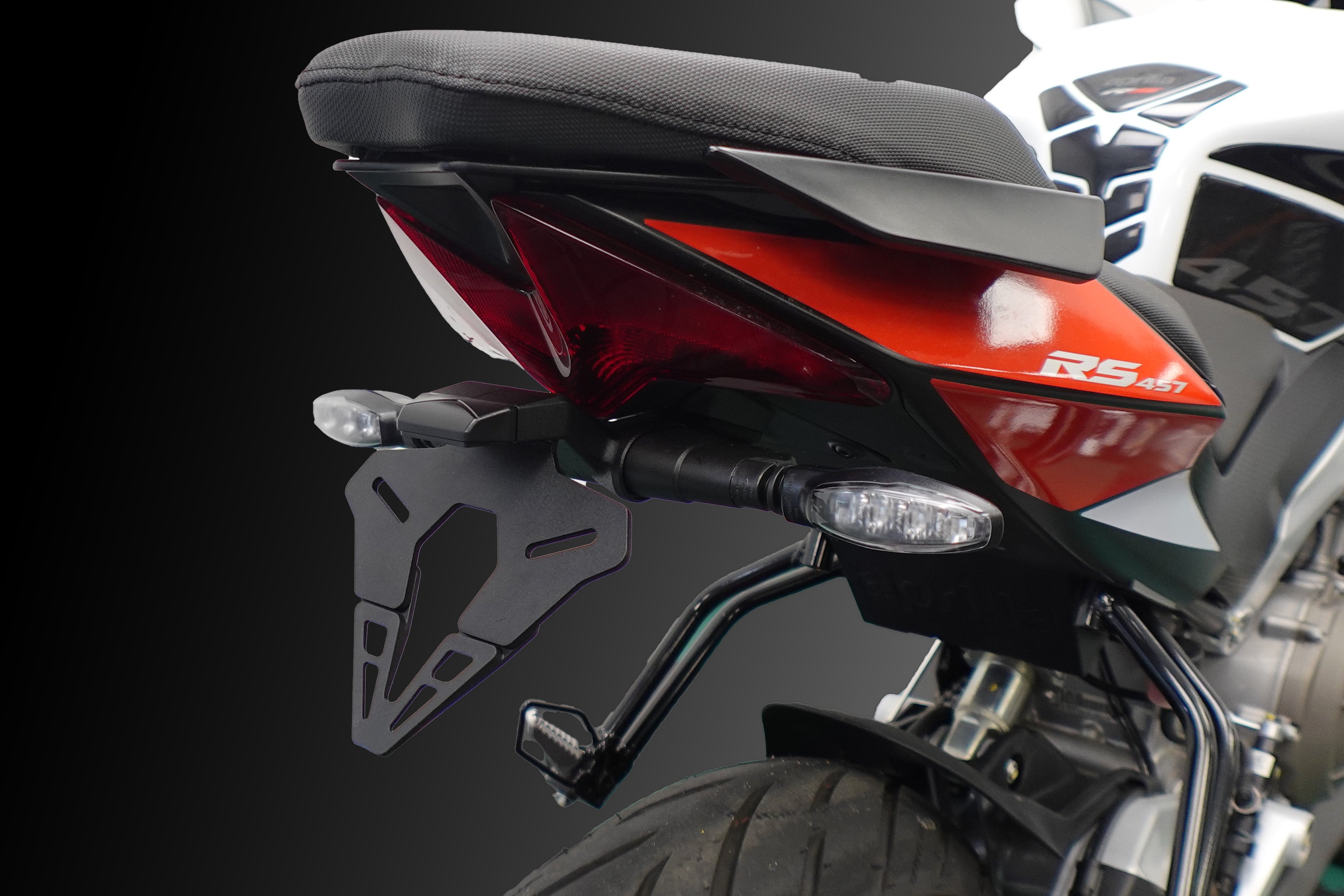 Motorkentekenplaathouder, voor Aprilia SR GT 125 und 200, sterke en stevige verstelbare telescopische beugel kentekenplaathouder.,A