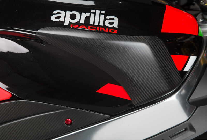 Lightech carbon tank beschermer (glanzend) Aprilia Tuono V4 (2021-2022)