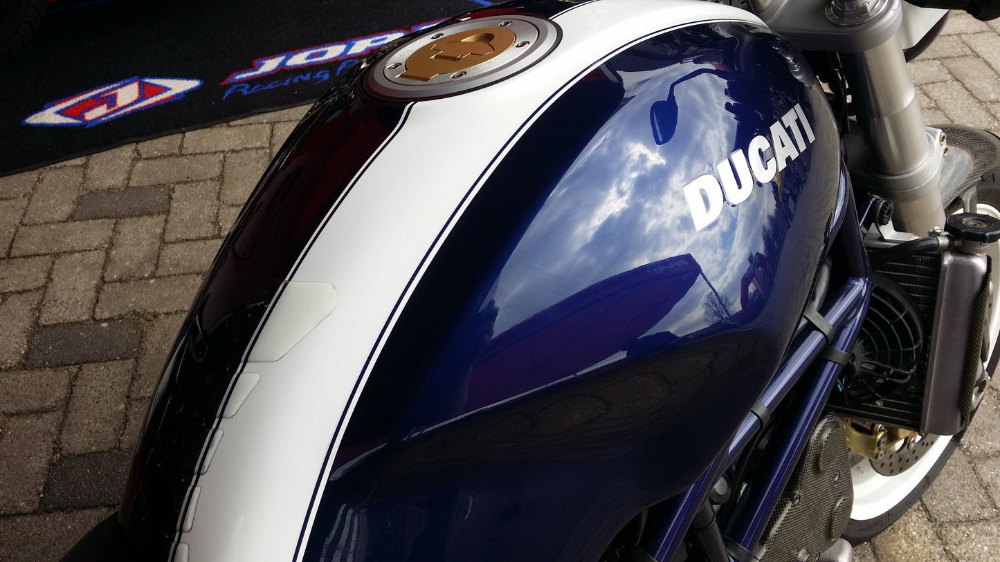 Ducati tank na kleien en waxen - herstel van kleur en diepe glans