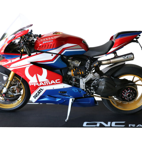 Garagemat met sportief design van CNC Racing onder motorfiets, beschermt vloer tegen olie en brandstof.