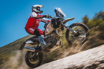 Royal Enfield Himalayan 450 met HP Corse SP-1 Short uitlaat tijdens offroad rijden