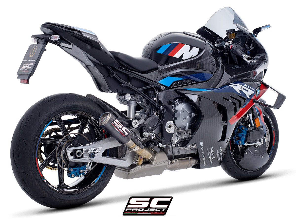 SC-Project CR-T carbon slip-on uitlaat op BMW M1000RR, achteraanzicht met titanium rooster aan het uiteinde
