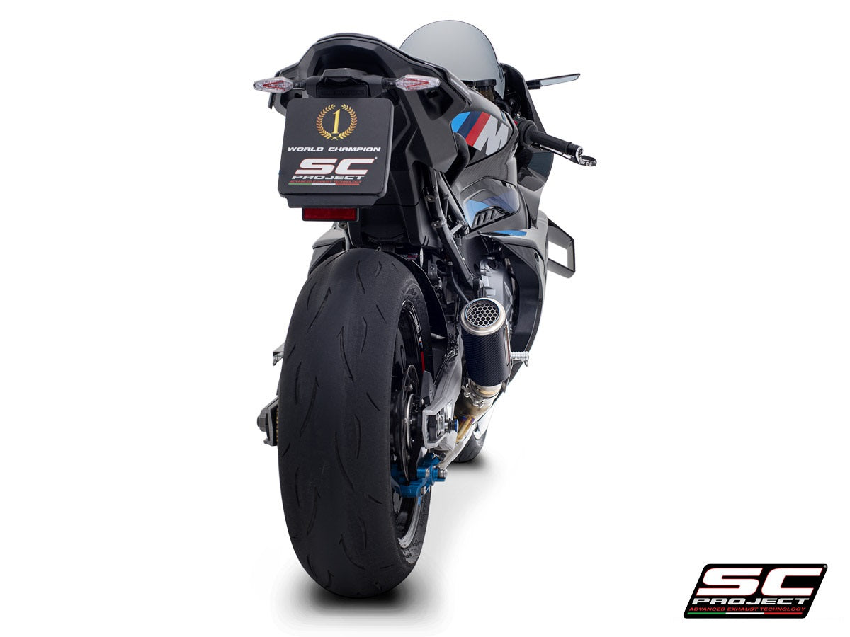 Achteraanzicht BMW M1000RR met SC-Project CR-T carbon uitlaat en zichtbaar titanium rooster