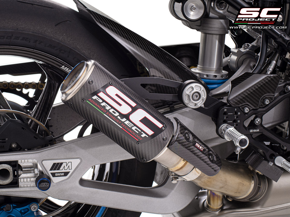 Detailopname SC Project CR-T carbon demperhuls met titanium endcap, linkpipe en carbon hitteschild