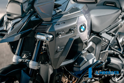 Zijkuip onder de tank links (bovenpaneel) mat carbon BMW R1300GS Adventure (2024+)