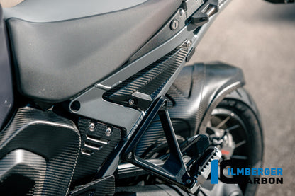Frame driehoek-cover links achterste deel mat carbon BMW R1300GS Adventure Triple Black (2024+)