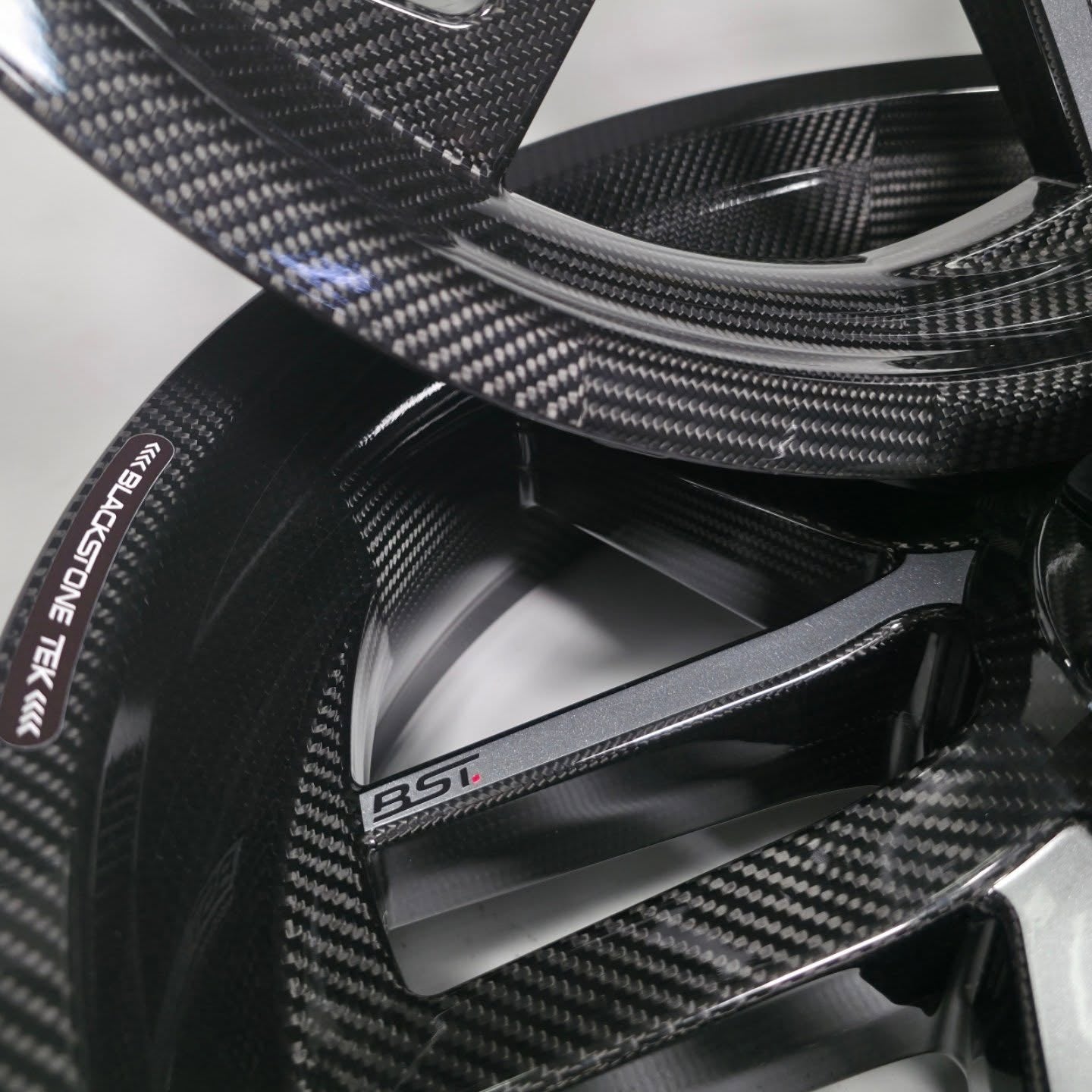 BST Reaper TEK 5.5x18'' carbon achtervelg voor Harley Davidson XL883L Sportster 883L (2008-2010)