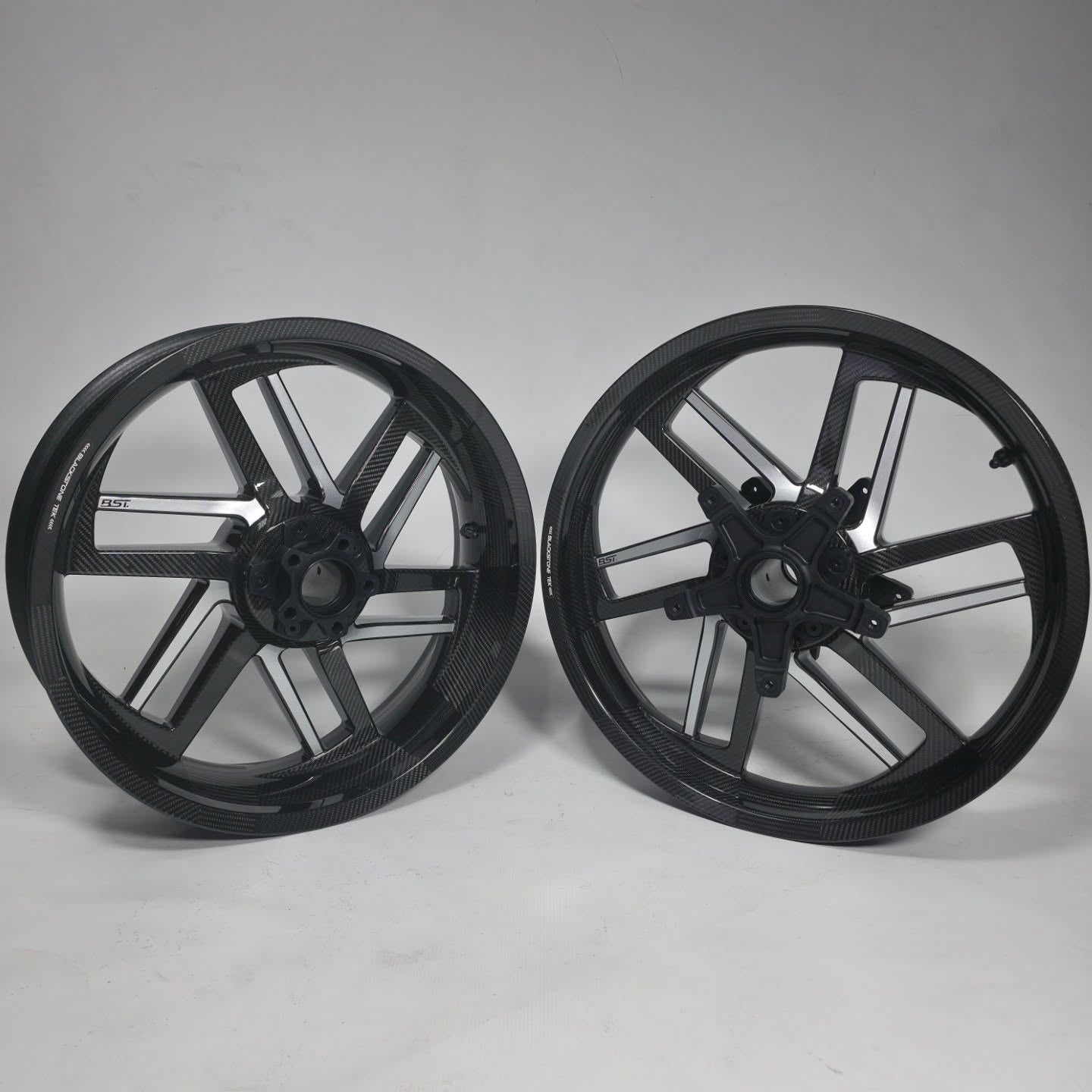 BST Reaper TEK 5.5x18'' carbon achtervelg voor Harley Davidson FXD Super Glide (2008-2010)