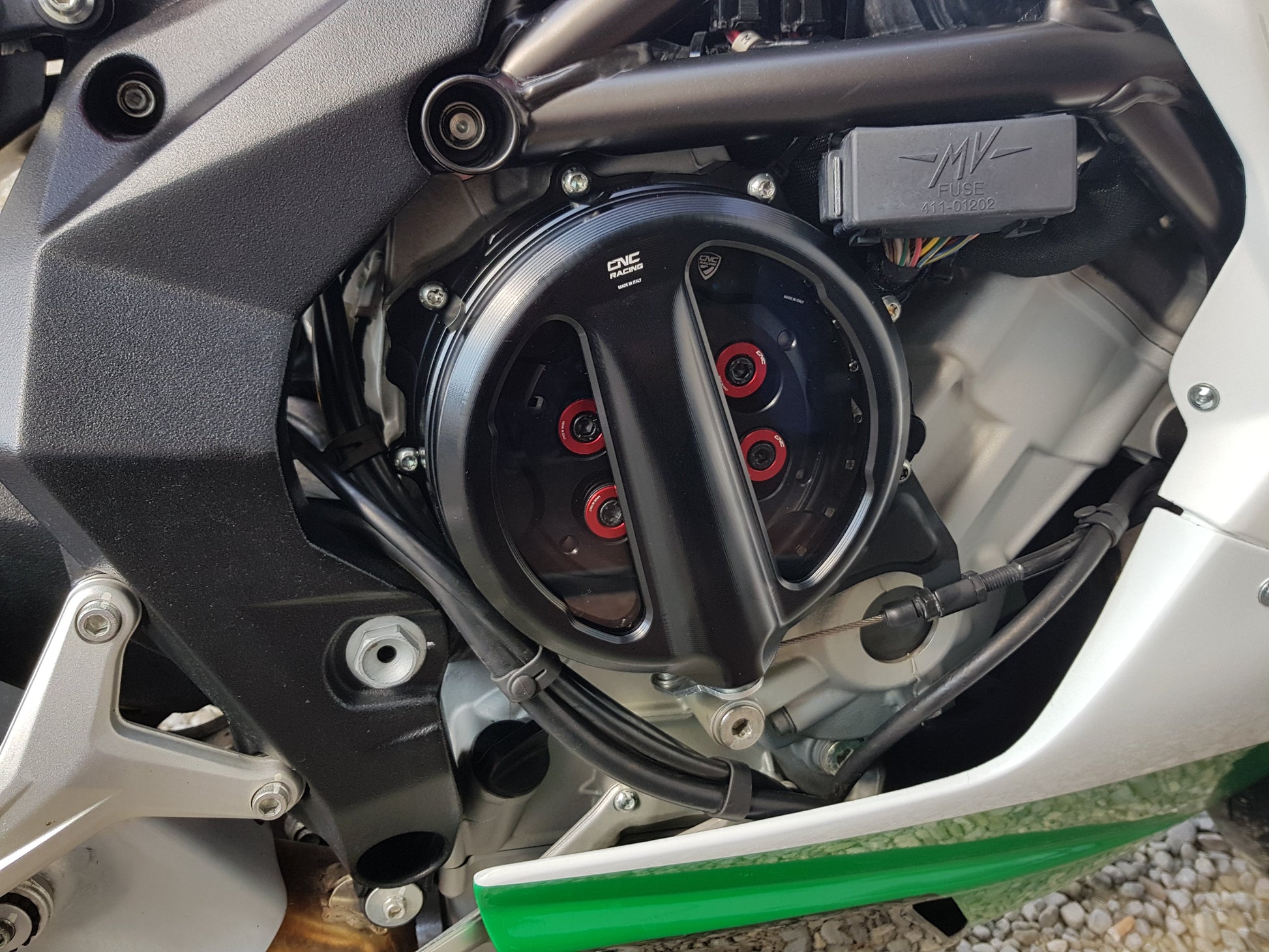 Open koppelingsdeksel met lexaan venster MV Agusta Dragster 800 E3 (2014-2017) zwart koppelingsdeksel met zwarte drukplaat en rode veerschotels