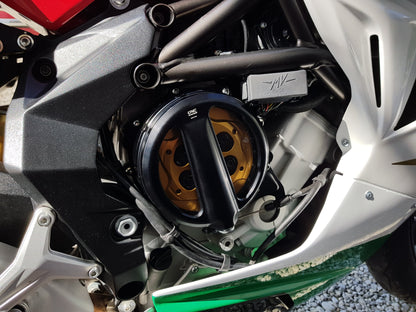 Open koppelingsdeksel met lexaan venster MV Agusta Turismo Veloce 800 (2014-2017) zwart koppelingsdeksel met gouden drukplaat en zwarte veerschotels