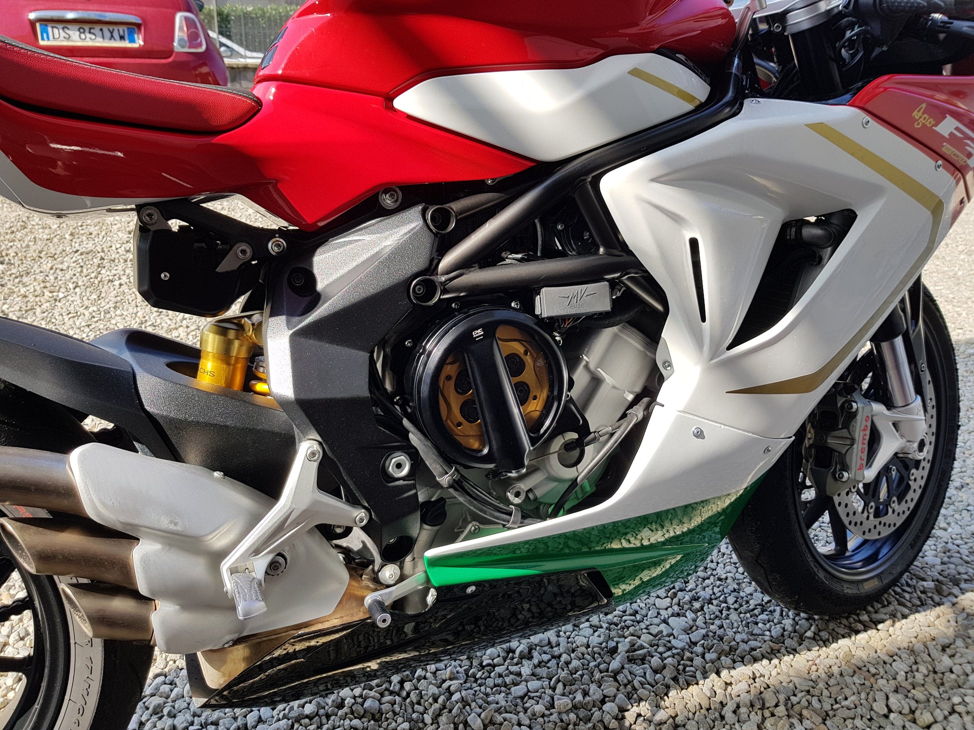 Open koppelingsdeksel met lexaan venster MV Agusta Dragster 800 RR E4 (2018-2020) zwart koppelingsdeksel met gouden drukplaat en zwarte veerschotels