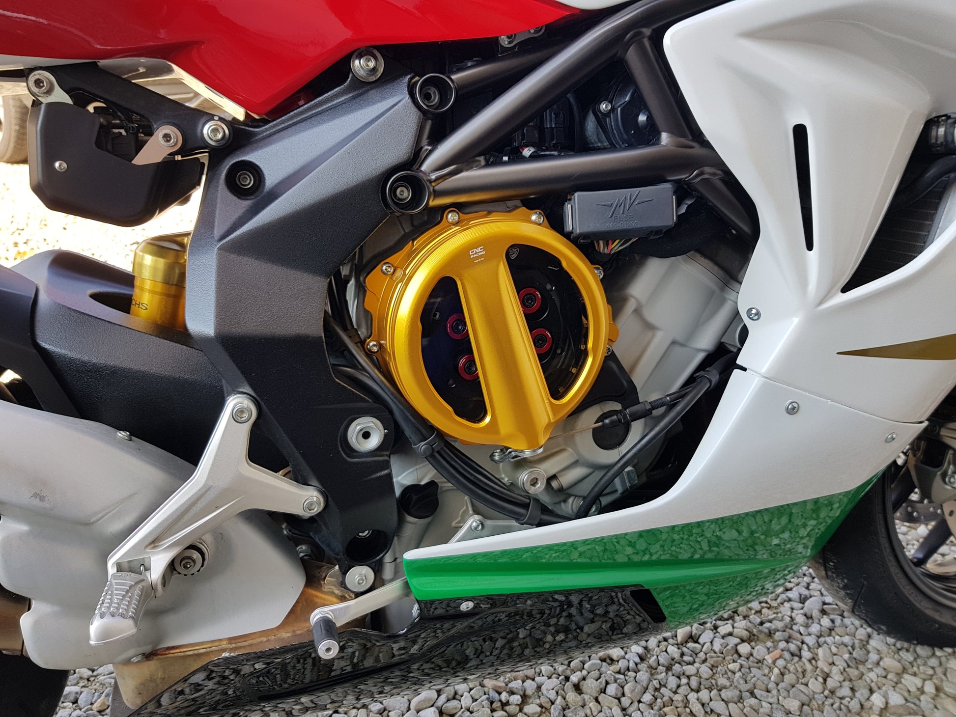 Open koppelingsdeksel met lexaan venster MV Agusta Brutale 675 (2014-2015) goud met zwarte drukplaat en rode veerschotels