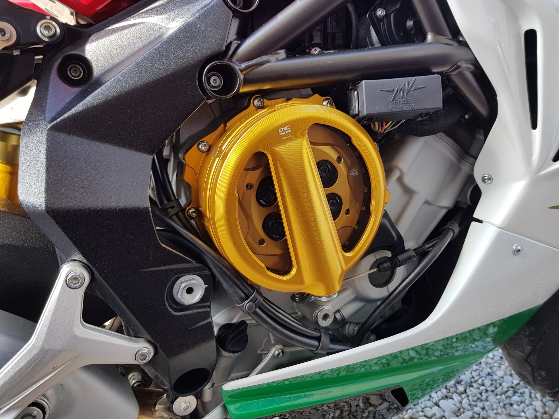Open koppelingsdeksel met lexaan venster MV Agusta Brutale 675 (2012-2013) gouden met gouden drukplaat en zwarte veerschotels