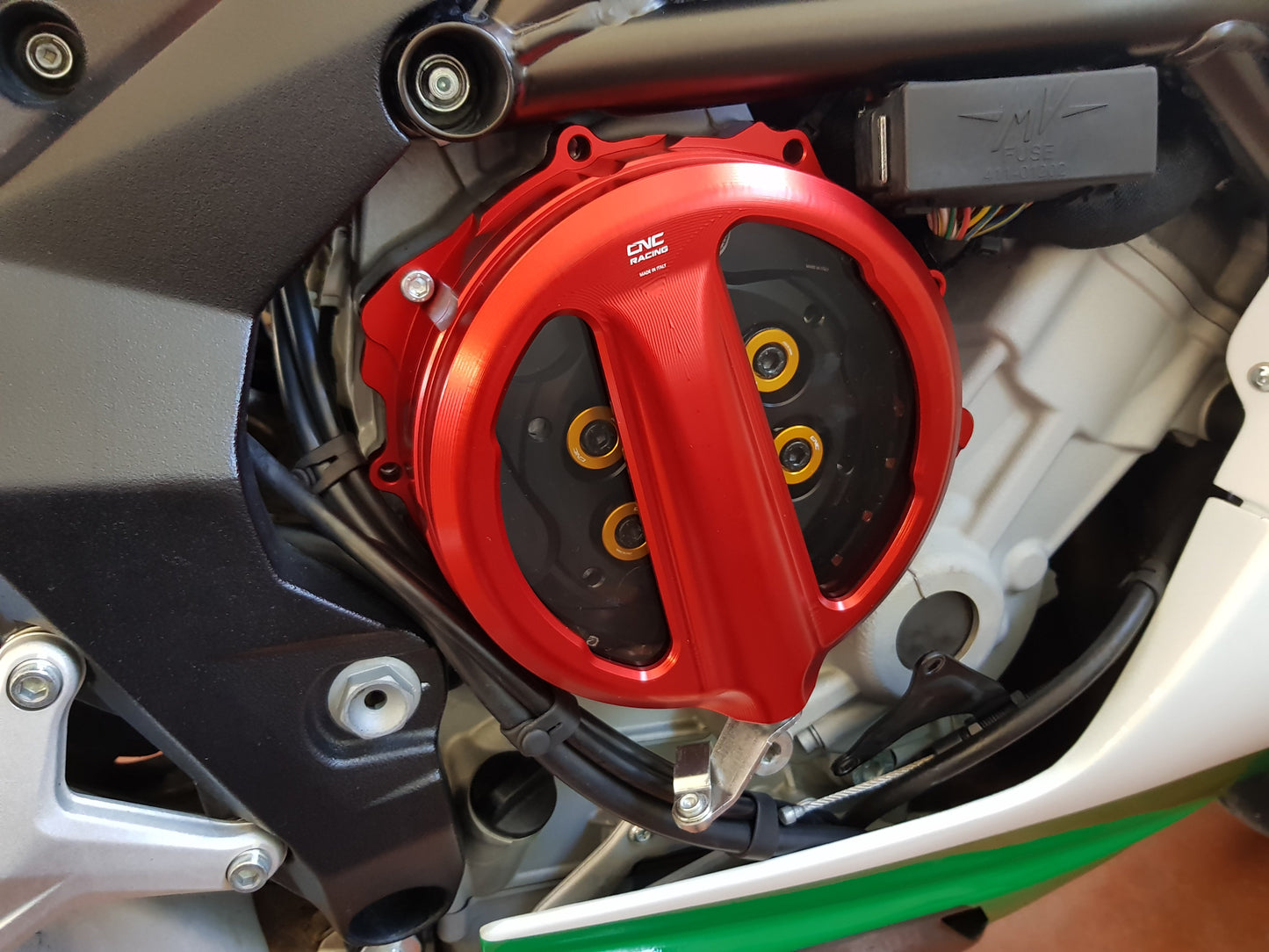 Open koppelingsdeksel met lexaan venster MV Agusta Dragster 800 RR E5 (2021+) rood gemonteerd op MV