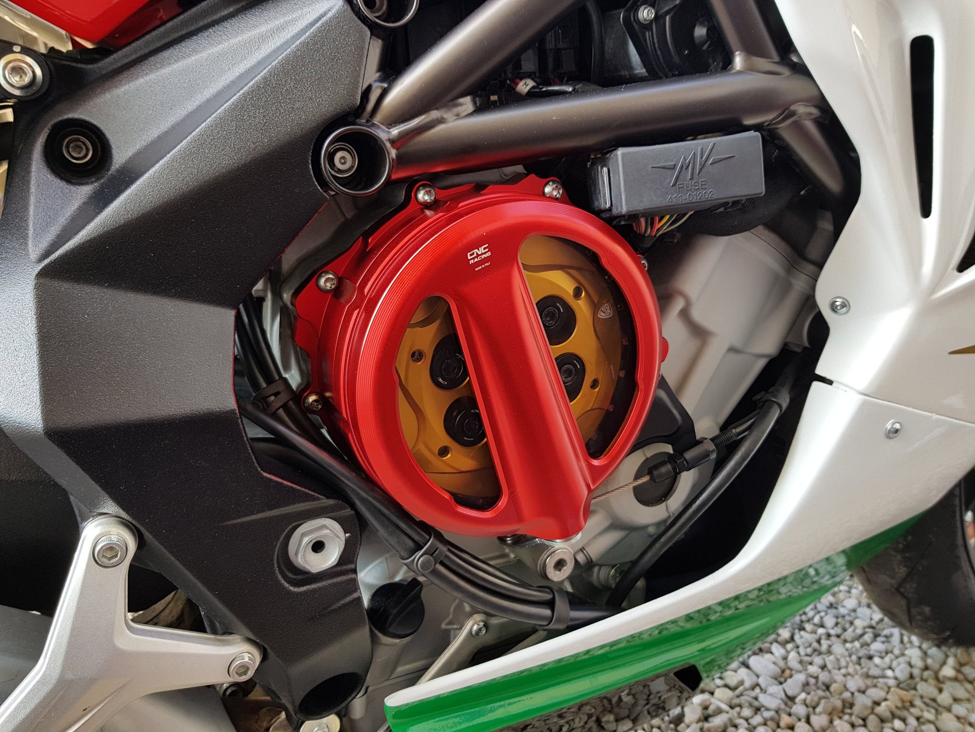 Open koppelingsdeksel met lexaan venster MV Agusta Turismo Veloce 800 (2014-2017) rood met gouden drukplaat en zwarte veerschotels
