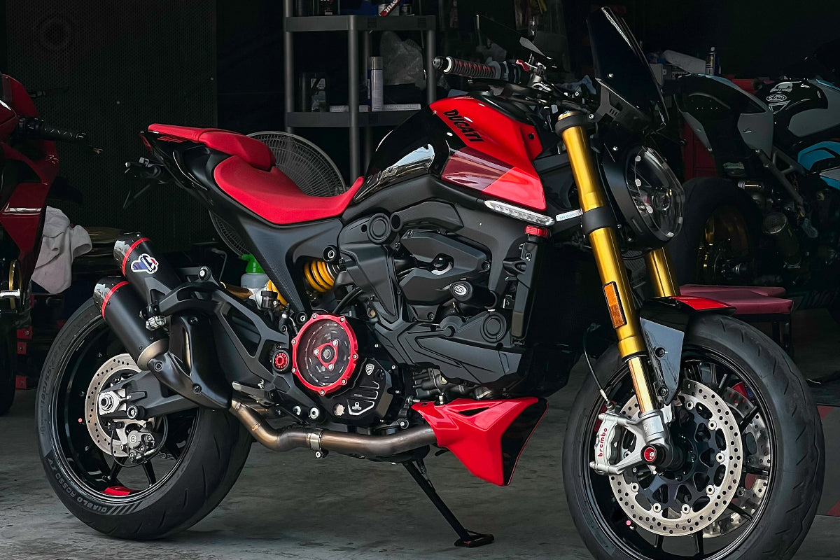 Koppelingsdeksel met open venster Pramac Racing Edition Ducati Hyperstrada 821 (2013-2015) zwart-rood gemonteerd detailfoto's