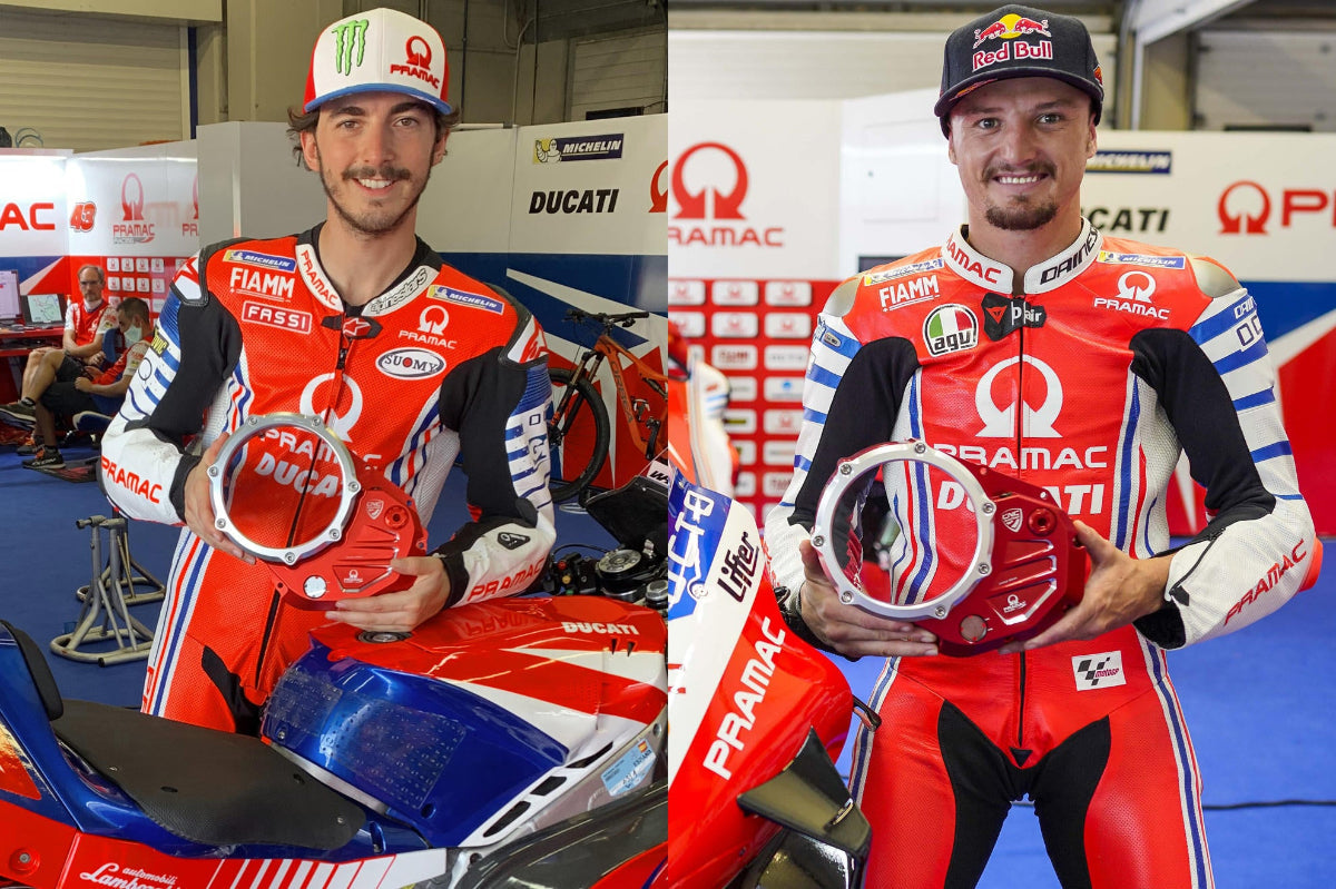 Koppelingsdeksel met open venster Pramac Racing Edition Ducati Monster 821 (2013-2017) met Pramac Racing coureurs Pecco Bagnaia en Jack Miller