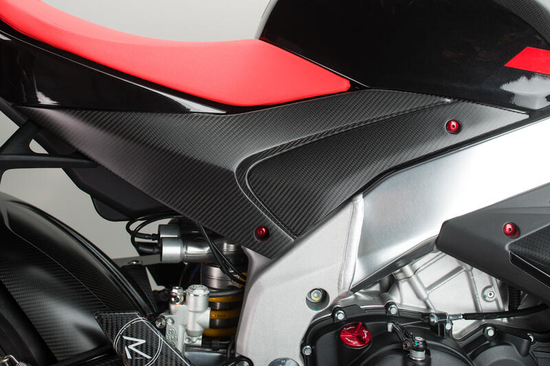 Lightech carbon onderste tank panelen (2 st.) (glanzend) Aprilia Tuono V4 (2021-2022)