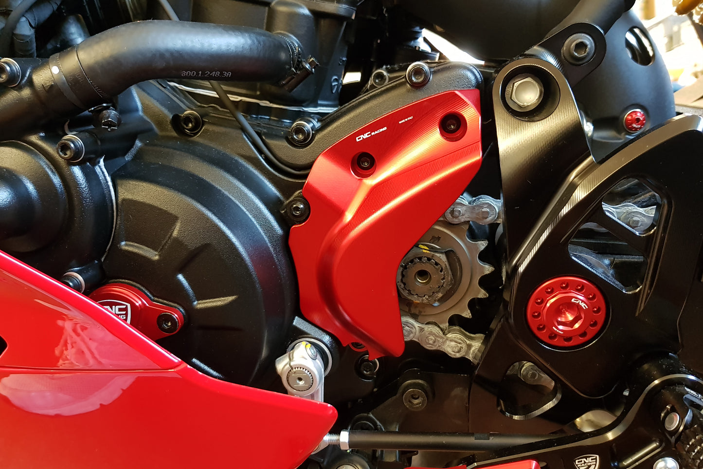 Voortandwiel Cover Ducati SuperSport 939 2017-2020 rood gemonteerd op Ducati SuperSport
