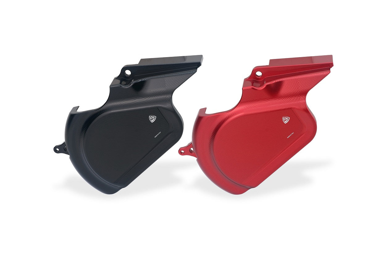 Vergelijking tussen de rode en zwarte CNC Racing voortandwielcovers, CNC gefreesd uit massief aluminium voor Ducati V2-modellen.