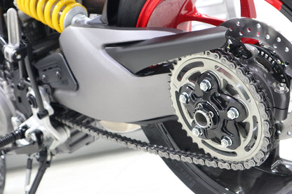 Achteras moerenset Ducati 996 (1998-2001) zwart gemonteerd op tandwieldrager