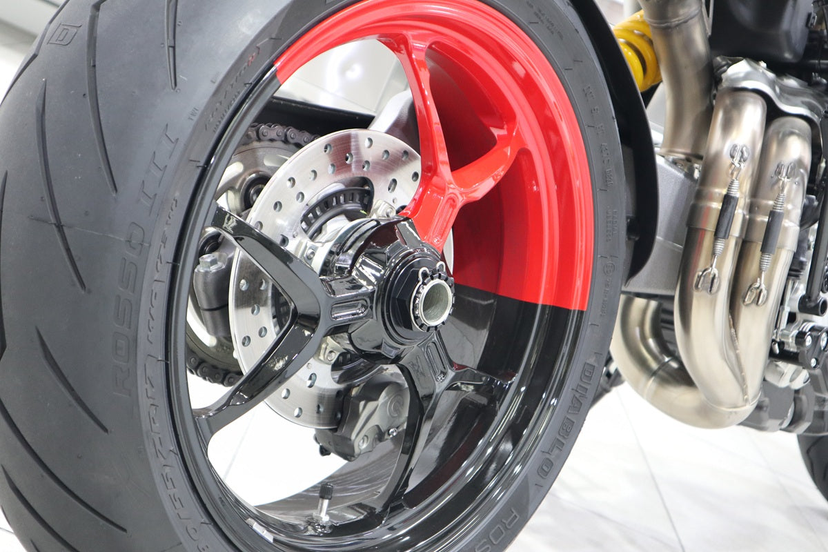 Achteras moerenset Ducati Monster S2R-1000 (2005-2007) zwart gemonteerd op achterwiel