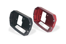 CNC Racing aluminium dashboardbeschermer in zwart en rood naast elkaar
