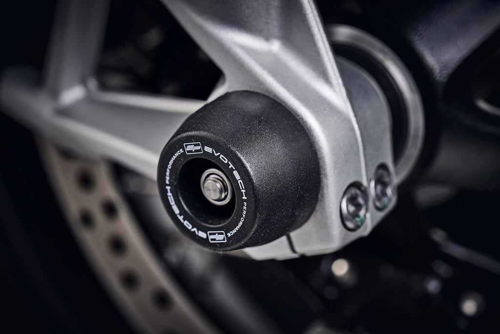 An EP spindle bobbin from EP Spindle Bobbins Kit seamlessly fitted to the front wheel of the BMW F 900 XR, protecting the front fork and brake calipers.