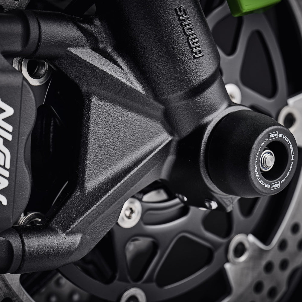 
                  
                    The signature EP Spindle Bobbins Kit precision fitted to the motorcycle, designed to blend with the front forks of the Kawasaki ZX6R.
                  
                