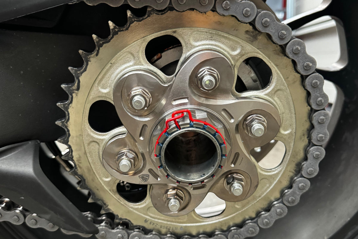 Titanium Achtertandwieldrager 6-bouts (grote achteras) Ducati Monster 1200 (2013-2016) gemonteerd op achteras inclusief titanium tandwielmoeren en titanium achterasmoer