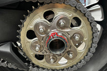 Titanium Achtertandwieldrager 6-bouts (grote achteras) Ducati Monster 1200 R (2016-2019) gemonteerd op achteras inclusief titanium tandwielmoeren en titanium achterasmoer