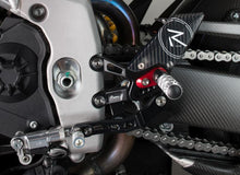 Interruptor de freno ajustable Conjunto con reposapiés plegables y patrón de interruptor de viceversa (cambio de GP) Aprilia Tuono V4 1100 Factory 2021+