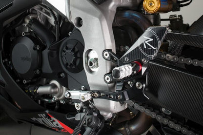 Interruptor de freno ajustable Conjunto con reposapiés fijos y patrón de interruptor viceversa (cambio de GP) Aprilia Tuono V4 1100 Factory 2021+