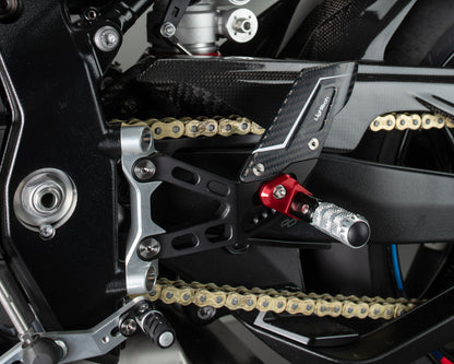 Conjunto de enlaces de freno ajustables R (edición especial) con reposapiés plegables y protectores de tacón de carbono BMW S1000RR (2019-2024)