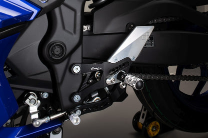 Interruptor de freno ajustable Conjunto con reposapiés fijos y patrón de interruptor viceversa (cambio de GP) Yamaha R3 2015+