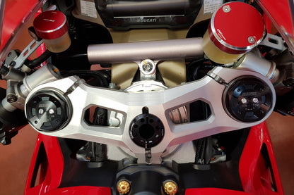 Kroonplaatmoer Ducati Panigale V4 (2018-2020) zwart gemonteerd in originele kroonplaat bovenaanzicht