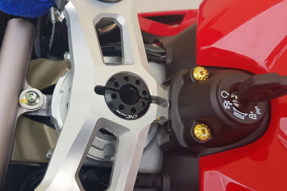 Kroonplaatmoer Ducati Panigale V4 (2021+) zwart gemonteerd in originele kroonplaat zijaanzicht