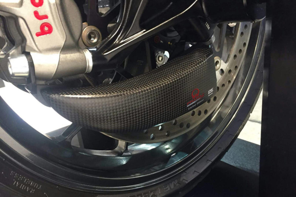 Remklauwen luchtgeleiders set GP DUCTS Limited Edition Ducati Monster 1100 (2009-2015) gemonteerd op de voorvork