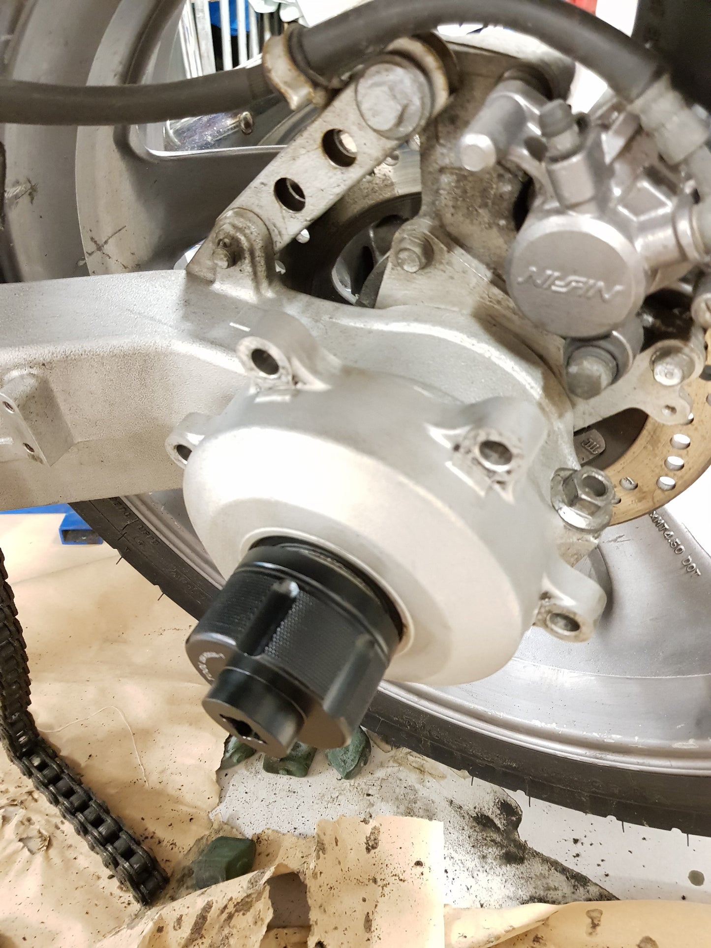 Demontage van de achtertandwieldrager van de Honda NT650 Hawk GT met dop 46 van CNC Racing