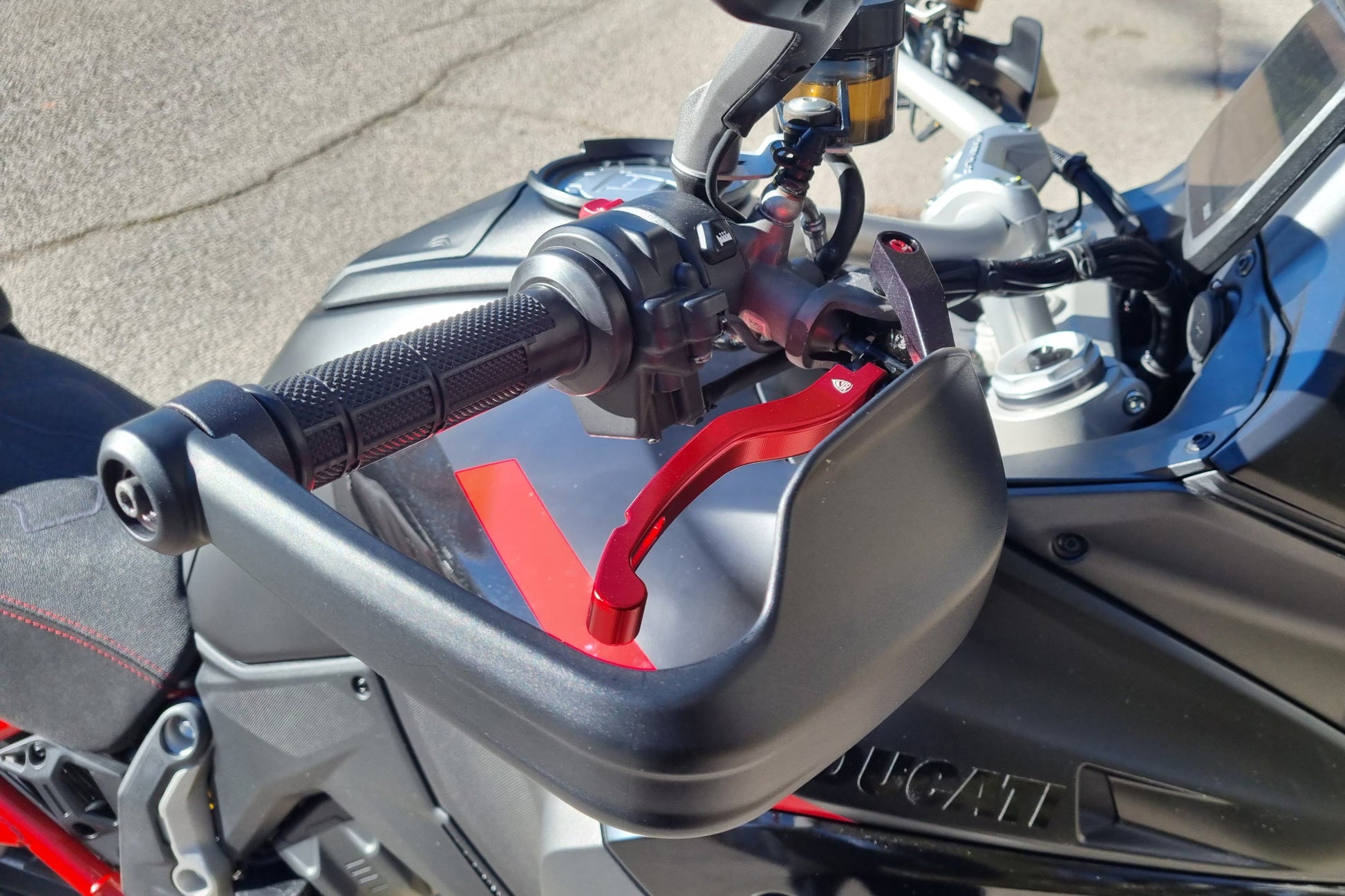 Handkap montageset voor Brembo RCS rempomp Ducati Multistrada V4 Rally (2023-2024) zijaanzicht gemonteerd met rood accent