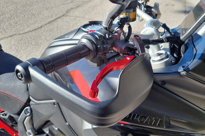 Handkap montageset voor Brembo RCS rempomp Ducati Multistrada V4 Rally (2023-2024) zijaanzicht gemonteerd met rood accent