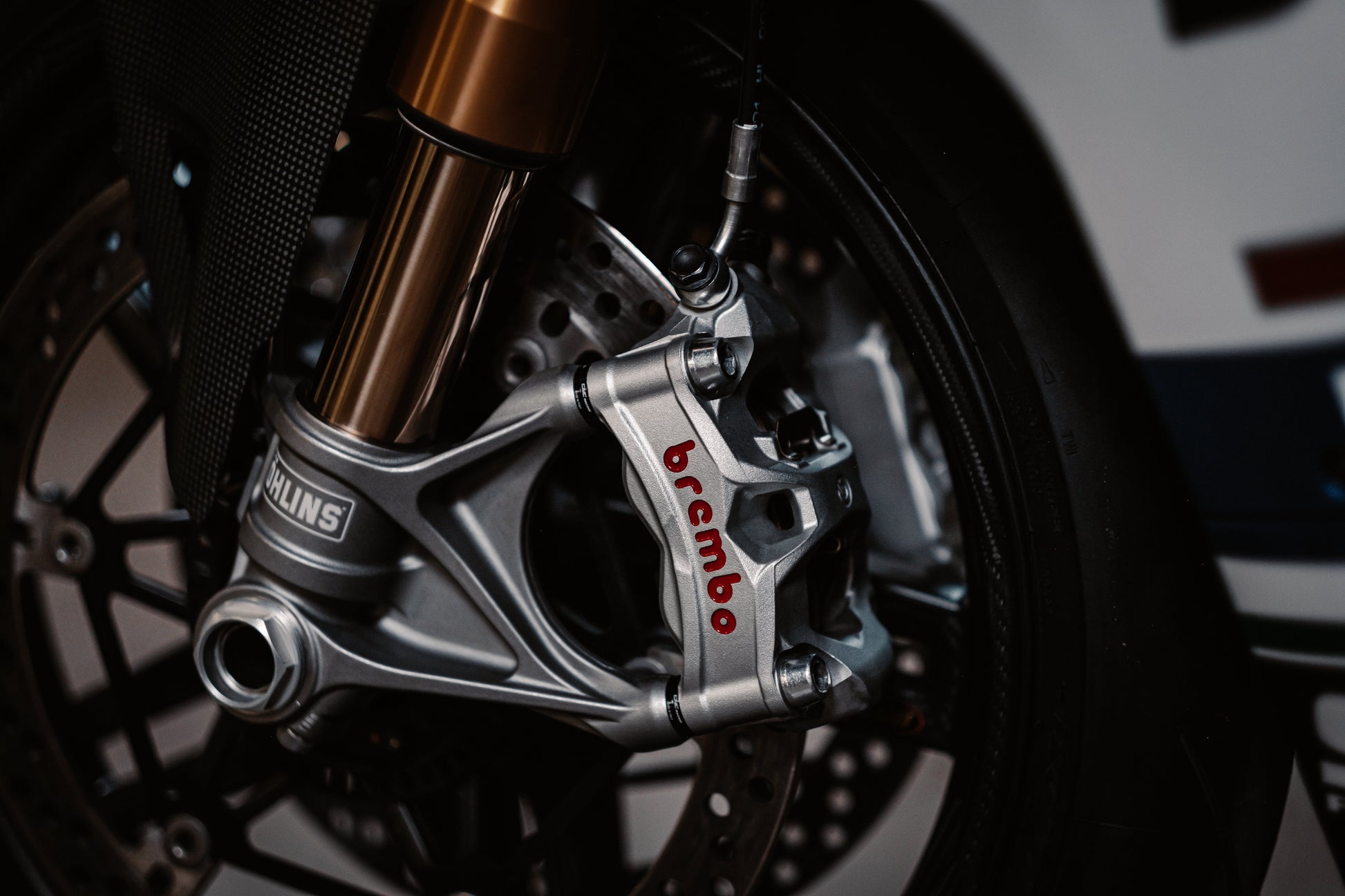 Remklauw Spacer Kit (4 st.) Aprilia Tuono V4 Factory (2021+) zwart gemonteerd op Brembo remklauw