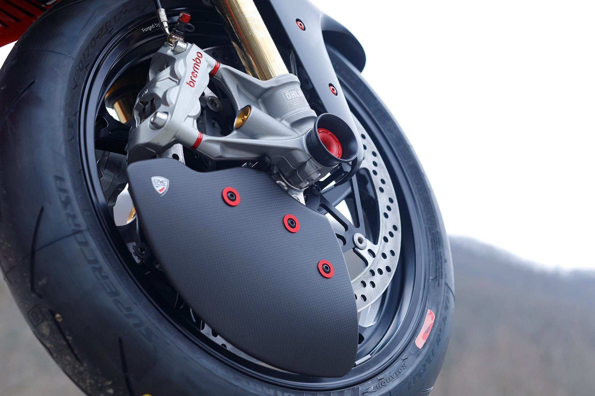 Remklauw Spacer Kit (4 st.) Aprilia Tuono V4 Factory (2021+) rood gemonteerd