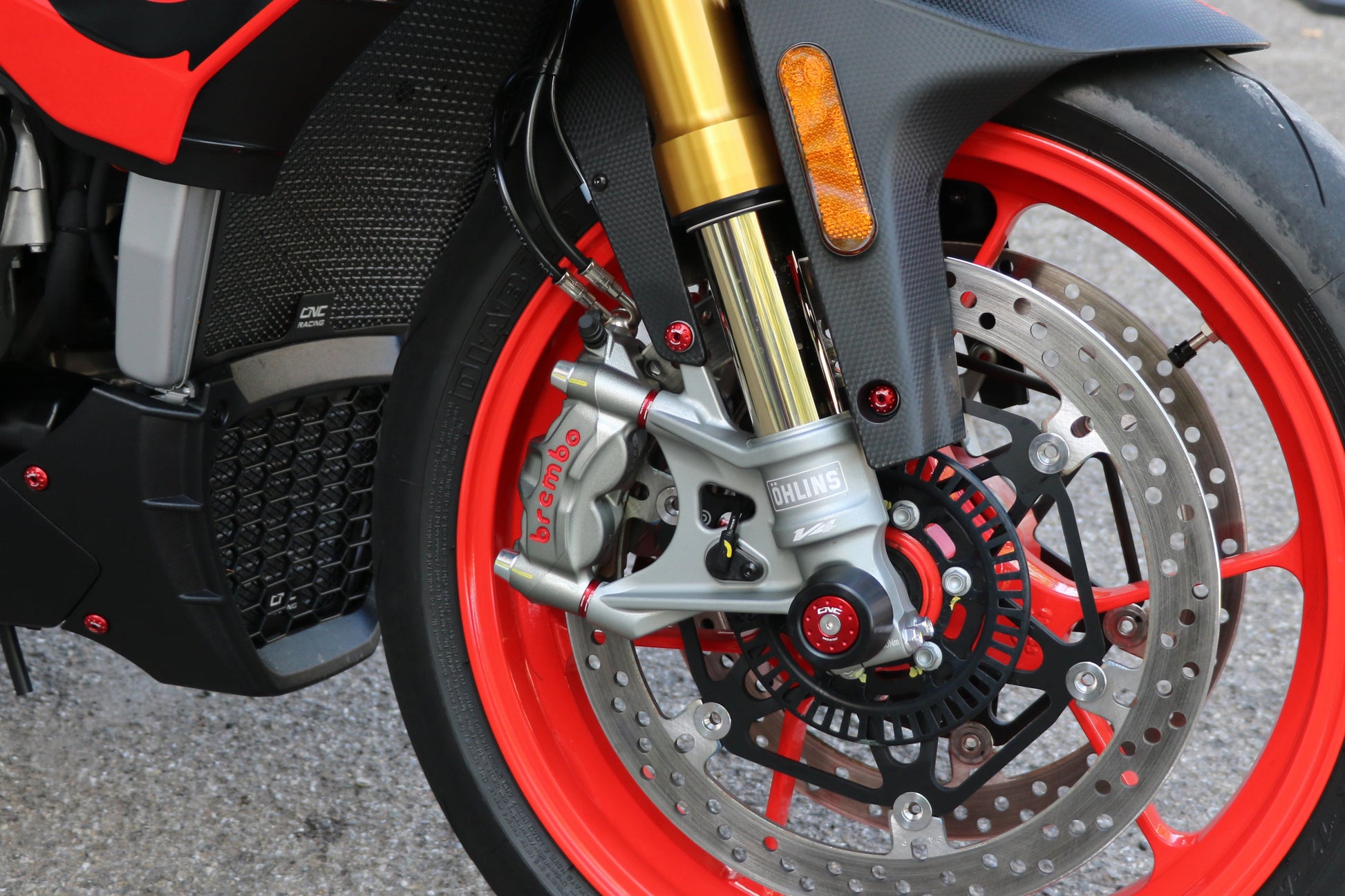 Remklauw Spacer Kit (4 st.) Aprilia Tuono V4 Factory (2021+) rood gemonteerd