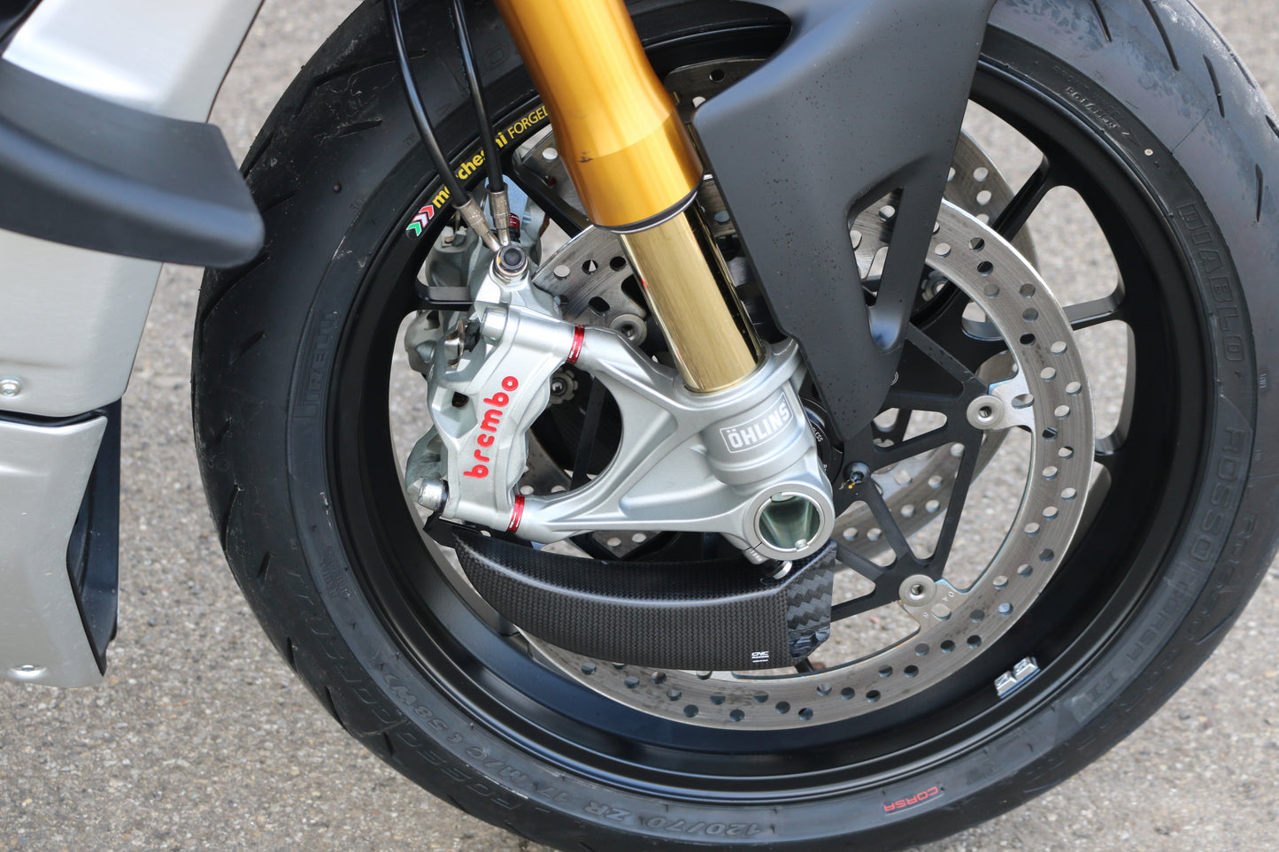 Remklauw Spacer Kit Ducati Streetfighter V4 SP2 (2023-2024) rood gemonteerd op Streetfighter V4