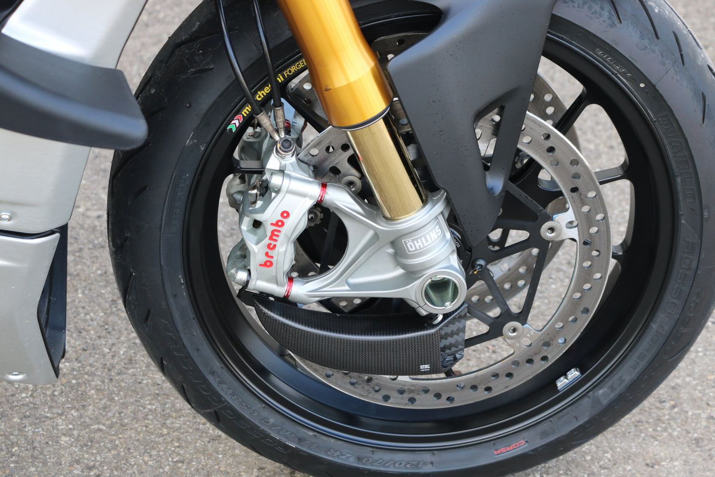 Remklauw Spacer Kit (4 st.) Ducati Multistrada 1200 Pikes Peak (2016-2017) rood gemonteerd op Streetfighter V4