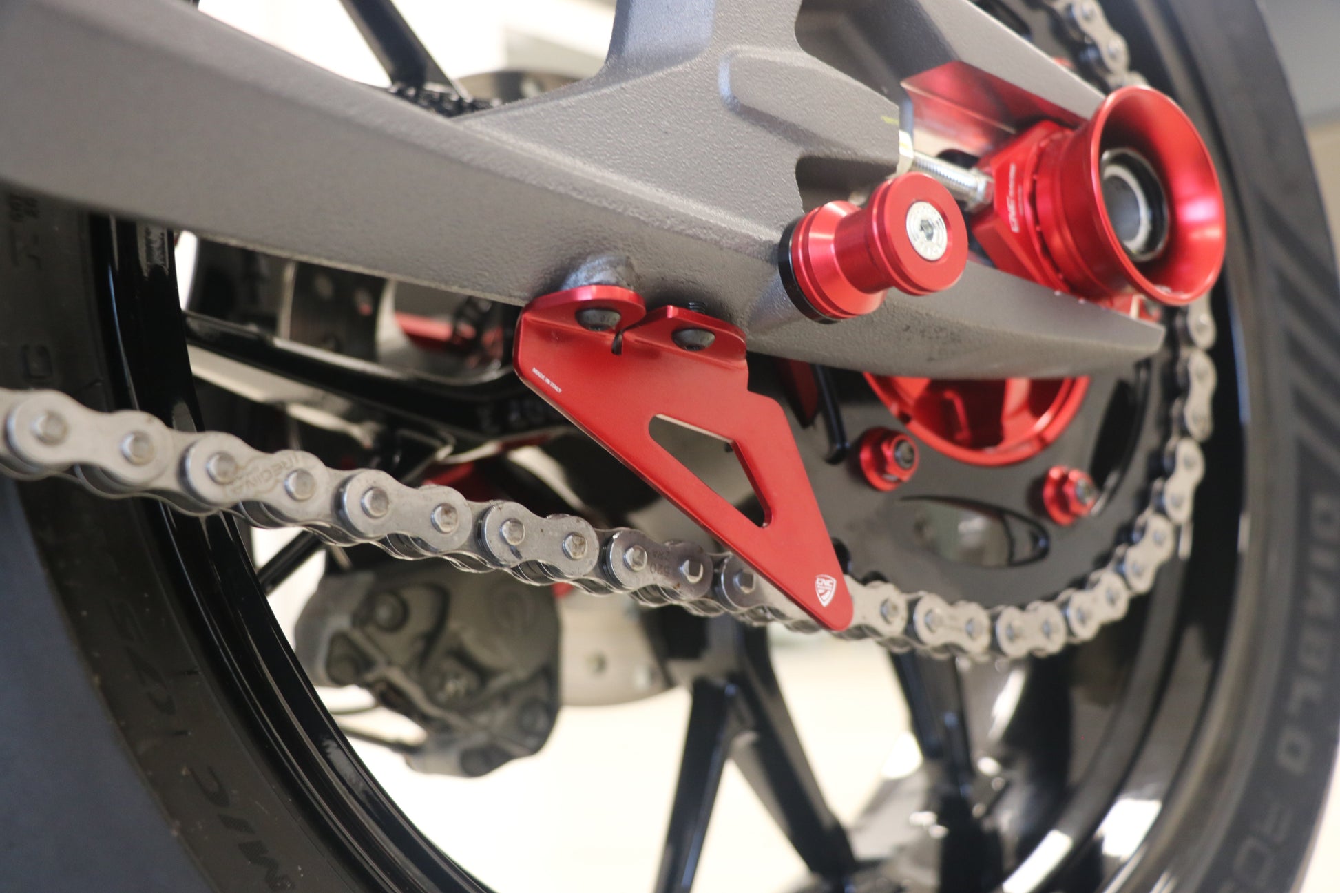 Kettingbeschermer (haaienvin) Ducati Panigale V2 MM93 (2026)
