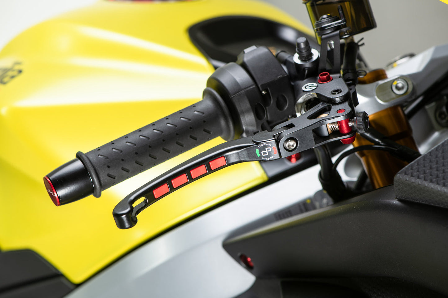 Lightech Alien magnesium opklapbare rem- en koppelingshendel set - Aprilia Tuono V4 Factory  (2021+) remhendel vooraanzicht incl optionele rode inserts