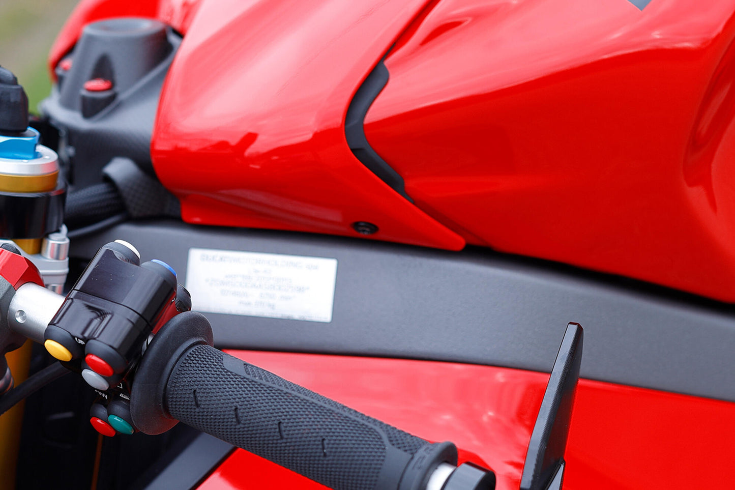 KV316B zwarte boutenset gemonteerd op Panigale V4