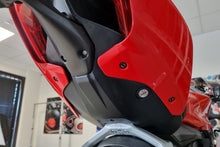 Zwarte CNC Racing undertail bouten gemonteerd op de Ducati Streetfighter, zichtbaar op het achterste zijpaneel.